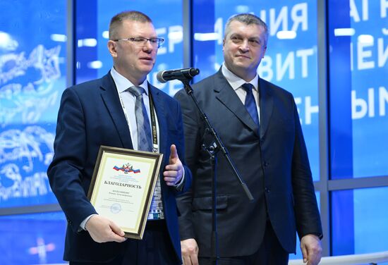 Международная выставка-форум "Россия"
Дальний Восток и Арктика. День региона
Церемония награждения за вклад в развитие Дальнего Востока и Арктики, павильон №75
Павел Волков, статс-секретарь – заместитель министра Российской Федерации по развитию Дальнего Востока и Арктики (справа)
Роман Колесников, ведущий научный сотрудник государственного автономного учреждения Ямала-Ненецкого автономного округа "Научный центр изучения Арктики" Место: Россия, Москва. Автор: Максим Блинов/РИА Новости. Выставка "Россия". Дальний Восток и Арктика. День региона