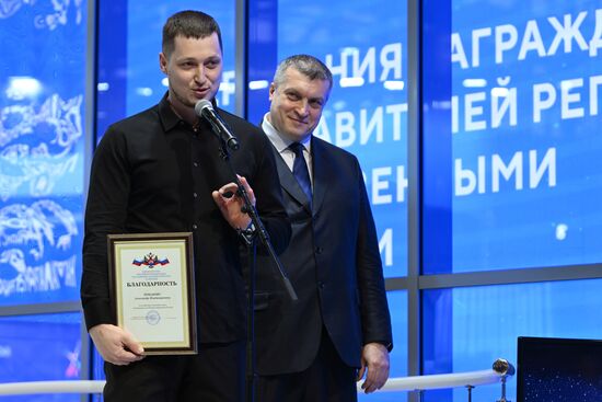 Международная выставка-форум "Россия"
Дальний Восток и Арктика. День региона
Церемония награждения за вклад в развитие Дальнего Востока и Арктики, павильон №75
Павел Волков, статс-секретарь – заместитель министра Российской Федерации по развитию Дальнего Востока и Арктики (справа)
Александр Романов, президент благотворительного фонда "Территория комфорта Еврейской автономной области" Место: Россия, Москва. Автор: Максим Блинов/РИА Новости. Выставка "Россия". Дальний Восток и Арктика. День региона