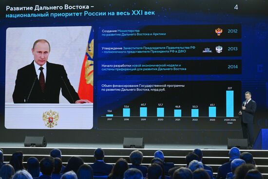 Международная выставка-форум "Россия"
Дальний Восток и Арктика. День региона
Пленарная сессия "Роль Дальнего Востока в экономическом, социальном и геополитическом развитии России в ближайшие десятилетия", павильон №75
Юрий Трутнев, заместитель председателя правительства РФ - полномочный представитель президента РФ в Дальневосточном федеральном округе Место: Россия, Москва. Автор: Максим Блинов/РИА Новости. Выставка "Россия". Дальний Восток и Арктика. День региона