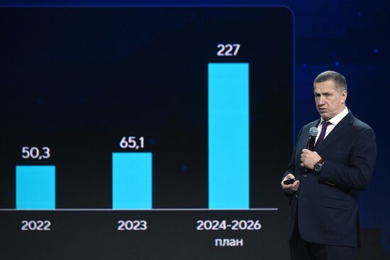 Международная выставка-форум "Россия"
Дальний Восток и Арктика. День региона
Пленарная сессия "Роль Дальнего Востока в экономическом, социальном и геополитическом развитии России в ближайшие десятилетия", павильон №75
Юрий Трутнев, заместитель председателя правительства РФ - полномочный представитель президента РФ в Дальневосточном федеральном округе Место: Россия, Москва. Автор: Максим Блинов/РИА Новости. Выставка "Россия". Дальний Восток и Арктика. День региона
