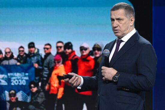 Международная выставка-форум "Россия"
Дальний Восток и Арктика. День региона
Пленарная сессия "Роль Дальнего Востока в экономическом, социальном и геополитическом развитии России в ближайшие десятилетия", павильон №75
Юрий Трутнев, заместитель председателя правительства РФ - полномочный представитель президента РФ в Дальневосточном федеральном округе Место: Россия, Москва. Автор: Максим Блинов/РИА Новости. Выставка "Россия". Дальний Восток и Арктика. День региона