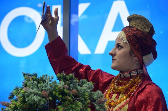 Международная выставка-форум "Россия"
Презентация Забайкальского края, павильон №75
Место: Россия, Москва. Автор: Владимир Астапкович/РИА Новости. Выставка "Россия". Презентации регионов