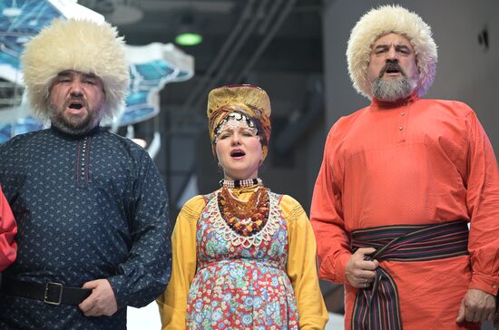 Международная выставка-форум "Россия"
Презентация Забайкальского края, павильон №75
Место: Россия, Москва. Автор: Владимир Астапкович/РИА Новости. Выставка "Россия". Презентации регионов