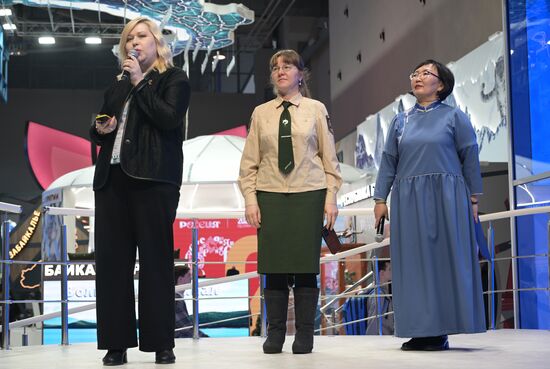 Международная выставка-форум "Россия"
Презентация Забайкальского края, павильон №75
Место: Россия, Москва. Автор: Владимир Астапкович/РИА Новости. Выставка "Россия". Презентации регионов