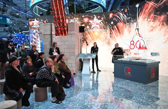 Международная выставка-форум "Россия"
Открытие героической недели на стенде Санкт-Петербурга, павильон №75 (зал В, стенд Санкт-Петербурга)
Лекция "Неизвестная блокада" в рамках проекта "80 фактов о блокаде"
Место: Россия, Москва. Автор: Кристина Кормилицына/РИА Новости. Выставка "Россия". Открытие героической недели на стенде Санкт-Петербурга