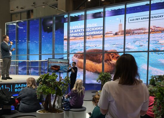 Международная выставка-форум "Россия"
Презентация Архангельской области, павильон №75
Сергей Мишин, руководитель АО "Центр развития туризма и культуры Архангельской области" (слева)
Место: Россия, Москва. Автор: Владимир Астапкович/РИА Новости. Выставка "Россия". Презентации регионов