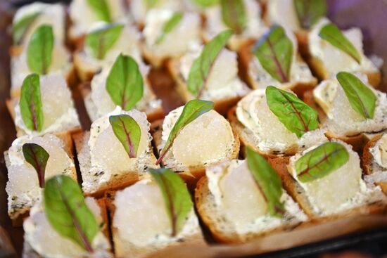 Международная выставка-форум "Россия"
Дальний Восток и Арктика. День региона
Кулинарный мастер-класс от рестораторов Мурманской области, павильон К "Дом российской кухни" Место: Россия, Москва. Автор: Кирилл Зыков/РИА Новости. Выставка "Россия". Дальний Восток и Арктика. День региона