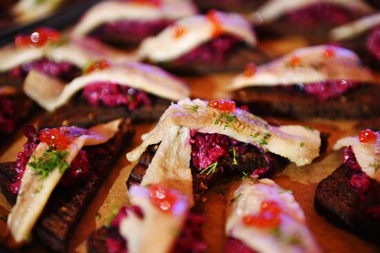 Международная выставка-форум "Россия"
Дальний Восток и Арктика. День региона
Кулинарный мастер-класс от рестораторов Мурманской области, павильон К "Дом российской кухни" Место: Россия, Москва. Автор: Кирилл Зыков/РИА Новости. Выставка "Россия". Дальний Восток и Арктика. День региона