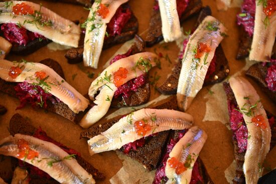 Международная выставка-форум "Россия"
Дальний Восток и Арктика. День региона
Кулинарный мастер-класс от рестораторов Мурманской области, павильон К "Дом российской кухни" Место: Россия, Москва. Автор: Кирилл Зыков/РИА Новости. Выставка "Россия". Дальний Восток и Арктика. День региона