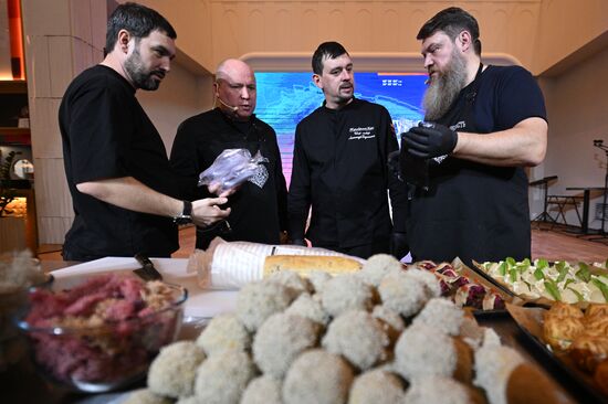 Международная выставка-форум "Россия"
Дальний Восток и Арктика. День региона
Кулинарный мастер-класс от рестораторов Мурманской области, павильон К "Дом российской кухни" Место: Россия, Москва. Автор: Кирилл Зыков/РИА Новости. Выставка "Россия". Дальний Восток и Арктика. День региона