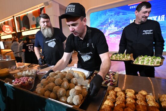 Международная выставка-форум "Россия"
Дальний Восток и Арктика. День региона
Кулинарный мастер-класс от рестораторов Мурманской области, павильон К "Дом российской кухни" Место: Россия, Москва. Автор: Кирилл Зыков/РИА Новости. Выставка "Россия". Дальний Восток и Арктика. День региона