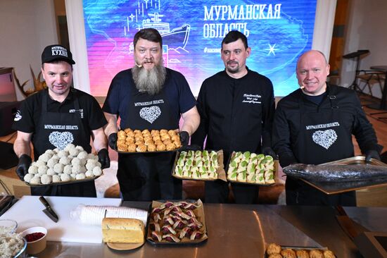 Международная выставка-форум "Россия"
Дальний Восток и Арктика. День региона
Кулинарный мастер-класс от рестораторов Мурманской области, павильон К "Дом российской кухни" Место: Россия, Москва. Автор: Кирилл Зыков/РИА Новости. Выставка "Россия". Дальний Восток и Арктика. День региона