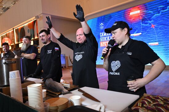 Международная выставка-форум "Россия"
Дальний Восток и Арктика. День региона
Кулинарный мастер-класс от рестораторов Мурманской области, павильон К "Дом российской кухни" Место: Россия, Москва. Автор: Кирилл Зыков/РИА Новости. Выставка "Россия". Дальний Восток и Арктика. День региона