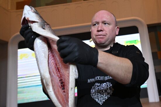 Международная выставка-форум "Россия"
Дальний Восток и Арктика. День региона
Кулинарный мастер-класс от рестораторов Мурманской области, павильон К "Дом российской кухни" Место: Россия, Москва. Автор: Кирилл Зыков/РИА Новости. Выставка "Россия". Дальний Восток и Арктика. День региона