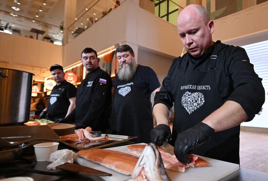 Международная выставка-форум "Россия"
Дальний Восток и Арктика. День региона
Кулинарный мастер-класс от рестораторов Мурманской области, павильон К "Дом российской кухни" Место: Россия, Москва. Автор: Кирилл Зыков/РИА Новости. Выставка "Россия". Дальний Восток и Арктика. День региона