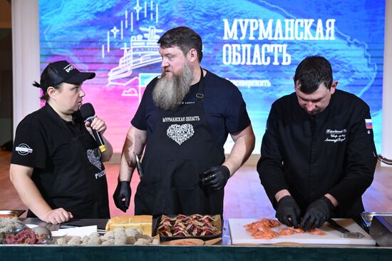 Международная выставка-форум "Россия"
Дальний Восток и Арктика. День региона
Кулинарный мастер-класс от рестораторов Мурманской области, павильон К "Дом российской кухни" Место: Россия, Москва. Автор: Кирилл Зыков/РИА Новости. Выставка "Россия". Дальний Восток и Арктика. День региона