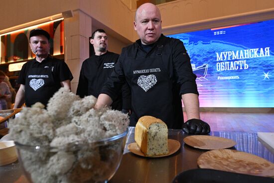 Международная выставка-форум "Россия"
Дальний Восток и Арктика. День региона
Кулинарный мастер-класс от рестораторов Мурманской области, павильон К "Дом российской кухни" Место: Россия, Москва. Автор: Кирилл Зыков/РИА Новости. Выставка "Россия". Дальний Восток и Арктика. День региона