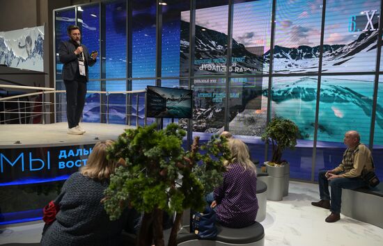 Международная выставка-форум "Россия"
Презентация Мурманской области, павильон №75
Александр Елисеев, руководитель комитета по туризму Мурманской области (слева)
Место: Россия, Москва. Автор: Владимир Астапкович/РИА Новости. Выставка "Россия". Презентации регионов