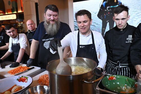 Международная выставка-форум "Россия"
Дальний Восток и Арктика. День региона
Кулинарный мастер-класс от рестораторов Мурманской области, павильон К "Дом российской кухни" Место: Россия, Москва. Автор: Кирилл Зыков/РИА Новости. Выставка "Россия". Дальний Восток и Арктика. День региона