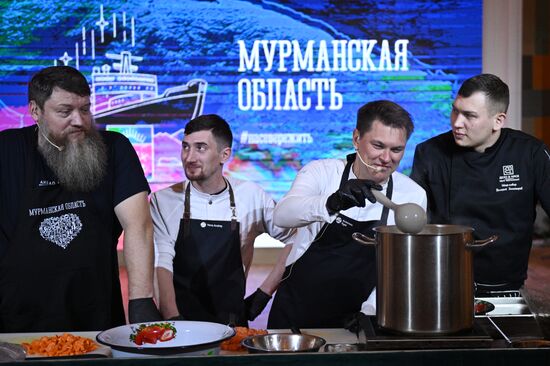 Международная выставка-форум "Россия"
Дальний Восток и Арктика. День региона
Кулинарный мастер-класс от рестораторов Мурманской области, павильон К "Дом российской кухни" Место: Россия, Москва. Автор: Кирилл Зыков/РИА Новости. Выставка "Россия". Дальний Восток и Арктика. День региона