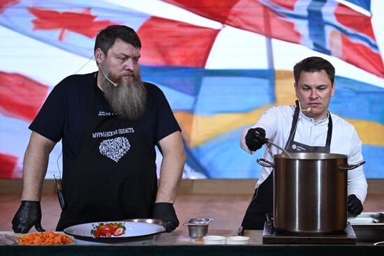 Международная выставка-форум "Россия"
Дальний Восток и Арктика. День региона
Кулинарный мастер-класс от рестораторов Мурманской области, павильон К "Дом российской кухни" Место: Россия, Москва. Автор: Кирилл Зыков/РИА Новости. Выставка "Россия". Дальний Восток и Арктика. День региона