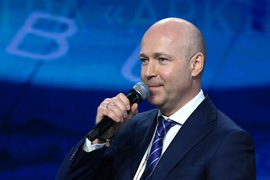 Международная выставка-форум "Россия"
Дальний Восток и Арктика. День региона
Пленарная сессия "Роль Дальнего Востока в экономическом, социальном и геополитическом развитии России в ближайшие десятилетия", павильон №75
Рустам Романенков, заместитель генерального директора – статс-секретарь центра "Арктические инициативы" Место: Россия, Москва. Автор: Максим Блинов/РИА Новости. Выставка "Россия". Дальний Восток и Арктика. День региона