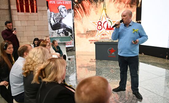 Международная выставка-форум "Россия"
Открытие героической недели на стенде Санкт-Петербурга, павильон №75 (зал В, стенд Санкт-Петербурга)
Лекция историка Бориса Ковалева "Без срока давности"
Место: Россия, Москва. Автор: Кристина Кормилицына/РИА Новости. Выставка "Россия". Открытие героической недели на стенде Санкт-Петербурга