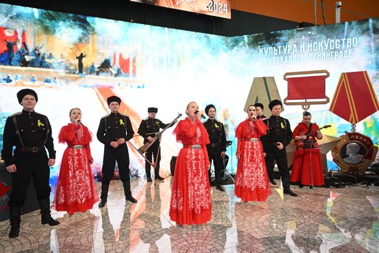 Международная выставка-форум "Россия"
Открытие героической недели на стенде Санкт-Петербурга, павильон №75 (зал В, стенд Санкт-Петербурга)
Участники ансамбля "Атаман"
Место: Россия, Москва. Автор: Кристина Кормилицына/РИА Новости. Выставка "Россия". Открытие героической недели на стенде Санкт-Петербурга