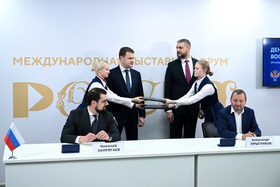 Международная выставка-форум "Россия"
Дальний Восток и Арктика. День региона
Церемонии подписания соглашений, павильон №75, слева направо:
Николай Запрягаев, генеральный директор АО "Корпорация развития Дальнего Востока и Арктики"
Алексей Чекунков, министр РФ по развитию Дальнего Востока и Арктики
Александр Осипов, губернатор Забайкальского края
Александр Прыгунков, генеральный директор ООО "Самолет-регионы" Место: Россия, Москва. Автор: Максим Блинов/РИА Новости. Выставка "Россия". Дальний Восток и Арктика. День региона