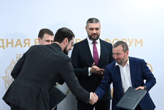 Международная выставка-форум "Россия"
Дальний Восток и Арктика. День региона
Церемонии подписания соглашений, павильон №75, слева направо:
Николай Запрягаев, генеральный директор АО "Корпорация развития Дальнего Востока и Арктики"
Алексей Чекунков, министр РФ по развитию Дальнего Востока и Арктики
Александр Осипов, губернатор Забайкальского края
Александр Прыгунков, генеральный директор ООО "Самолет-регионы" Место: Россия, Москва. Автор: Максим Блинов/РИА Новости. Выставка "Россия". Дальний Восток и Арктика. День региона