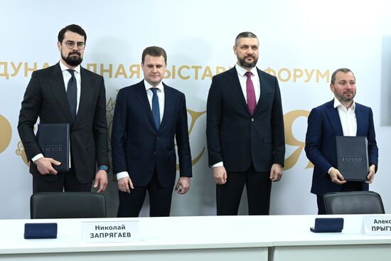 Международная выставка-форум "Россия"
Дальний Восток и Арктика. День региона
Церемонии подписания соглашений, павильон №75, слева направо:
Николай Запрягаев, генеральный директор АО "Корпорация развития Дальнего Востока и Арктики"
Алексей Чекунков, министр РФ по развитию Дальнего Востока и Арктики
Александр Осипов, губернатор Забайкальского края
Александр Прыгунков, генеральный директор ООО "Самолет-регионы" Место: Россия, Москва. Автор: Максим Блинов/РИА Новости. Выставка "Россия". Дальний Восток и Арктика. День региона
