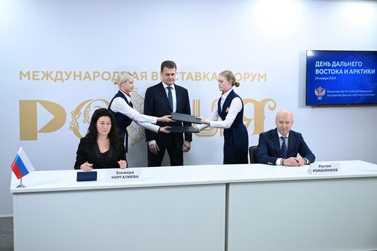 Международная выставка-форум "Россия"
Дальний Восток и Арктика. День региона
Церемонии подписания соглашений, павильон №75
Эльвира Нургалиева, заместитель министра Российской Федерации по развитию Дальнего Востока и Арктики (слева)
Рустам Романенков, заместитель генерального директора – статс-секретарь центра "Арктические инициативы" (справа)
Алексей Чекунков, министр РФ по развитию Дальнего Востока и Арктики Место: Россия, Москва. Автор: Максим Блинов/РИА Новости. Выставка "Россия". Дальний Восток и Арктика. День региона