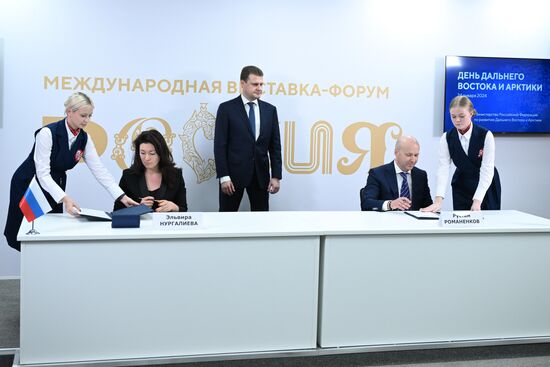 Международная выставка-форум "Россия"
Дальний Восток и Арктика. День региона
Церемонии подписания соглашений, павильон №75
Эльвира Нургалиева, заместитель министра Российской Федерации по развитию Дальнего Востока и Арктики (вторая слева)
Алексей Чекунков, министр РФ по развитию Дальнего Востока и Арктики
Рустам Романенков, заместитель генерального директора – статс-секретарь центра "Арктические инициативы" (справа) Место: Россия, Москва. Автор: Максим Блинов/РИА Новости. Выставка "Россия". Дальний Восток и Арктика. День региона