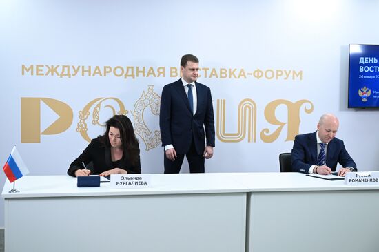 Международная выставка-форум "Россия"
Дальний Восток и Арктика. День региона
Церемонии подписания соглашений, павильон №75, слева направо:
Эльвира Нургалиева, заместитель министра Российской Федерации по развитию Дальнего Востока и Арктики
Алексей Чекунков, министр РФ по развитию Дальнего Востока и Арктики
Рустам Романенков, заместитель генерального директора – статс-секретарь центра "Арктические инициативы" Место: Россия, Москва. Автор: Максим Блинов/РИА Новости. Выставка "Россия". Дальний Восток и Арктика. День региона