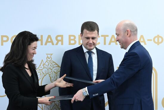 Международная выставка-форум "Россия"
Дальний Восток и Арктика. День региона
Церемонии подписания соглашений, павильон №75, слева направо:
Эльвира Нургалиева, заместитель министра Российской Федерации по развитию Дальнего Востока и Арктики
Алексей Чекунков, министр РФ по развитию Дальнего Востока и Арктики
Рустам Романенков, заместитель генерального директора – статс-секретарь центра "Арктические инициативы" Место: Россия, Москва. Автор: Максим Блинов/РИА Новости. Выставка "Россия". Дальний Восток и Арктика. День региона