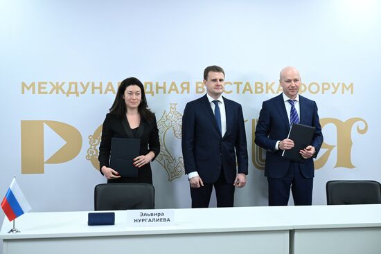Международная выставка-форум "Россия"
Дальний Восток и Арктика. День региона
Церемонии подписания соглашений, павильон №75, слева направо:
Эльвира Нургалиева, заместитель министра Российской Федерации по развитию Дальнего Востока и Арктики
Алексей Чекунков, министр РФ по развитию Дальнего Востока и Арктики
Рустам Романенков, заместитель генерального директора – статс-секретарь центра "Арктические инициативы" Место: Россия, Москва. Автор: Максим Блинов/РИА Новости. Выставка "Россия". Дальний Восток и Арктика. День региона