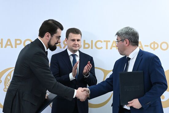 Международная выставка-форум "Россия"
Дальний Восток и Арктика. День региона
Церемонии подписания соглашений, павильон №75, слева направо:
Николай Запрягаев, генеральный директор АО "Корпорация развития Дальнего Востока и Арктики"
Алексей Чекунков, министр РФ по развитию Дальнего Востока и Арктики
Алексей Цыденов, глава Республики Бурятия Место: Россия, Москва. Автор: Максим Блинов/РИА Новости. Выставка "Россия". Дальний Восток и Арктика. День региона