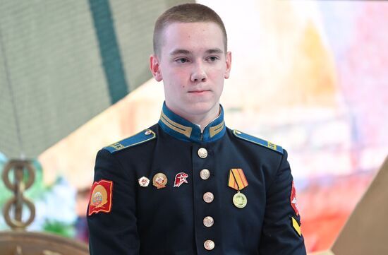 Международная выставка-форум "Россия"
Открытие героической недели на стенде Санкт-Петербурга, павильон №75 (зал В, стенд Санкт-Петербурга)
Творческая встреча с создателем мультика-комикса о блокаде "Судьба Володи Турбина", показ мультфильма
Даниил Балабкин, кадет Петрозаводского кадетского училища, создатель мультика-комикса о блокаде "Судьба Володи Турбина"
Место: Россия, Москва. Автор: Кристина Кормилицына/РИА Новости. Выставка "Россия". Открытие героической недели на стенде Санкт-Петербурга