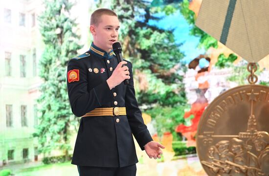 Международная выставка-форум "Россия"
Открытие героической недели на стенде Санкт-Петербурга, павильон №75 (зал В, стенд Санкт-Петербурга)
Творческая встреча с создателем мультика-комикса о блокаде "Судьба Володи Турбина", показ мультфильма
Даниил Балабкин, кадет Петрозаводского кадетского училища, создатель мультика-комикса о блокаде "Судьба Володи Турбина"
Место: Россия, Москва. Автор: Кристина Кормилицына/РИА Новости. Выставка "Россия". Открытие героической недели на стенде Санкт-Петербурга