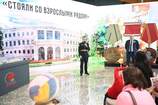 Международная выставка-форум "Россия"
Открытие героической недели на стенде Санкт-Петербурга, павильон №75 (зал В, стенд Санкт-Петербурга)
Творческая встреча с создателем мультика-комикса о блокаде "Судьба Володи Турбина", показ мультфильма
Даниил Балабкин, кадет Петрозаводского кадетского училища, создатель мультика-комикса о блокаде "Судьба Володи Турбина"
Место: Россия, Москва. Автор: Кристина Кормилицына/РИА Новости. Выставка "Россия". Открытие героической недели на стенде Санкт-Петербурга