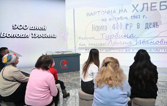 Международная выставка-форум "Россия"
Открытие героической недели на стенде Санкт-Петербурга, павильон №75 (зал В, стенд Санкт-Петербурга)
Творческая встреча с создателем мультика-комикса о блокаде "Судьба Володи Турбина", показ мультфильма
Место: Россия, Москва. Автор: Кристина Кормилицына/РИА Новости. Выставка "Россия". Открытие героической недели на стенде Санкт-Петербурга