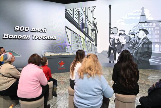 Международная выставка-форум "Россия"
Открытие героической недели на стенде Санкт-Петербурга, павильон №75 (зал В, стенд Санкт-Петербурга)
Творческая встреча с создателем мультика-комикса о блокаде "Судьба Володи Турбина", показ мультфильма
Даниил Балабкин, кадет Петрозаводского кадетского училища, создатель мультика-комикса о блокаде "Судьба Володи Турбина"
Место: Россия, Москва. Автор: Кристина Кормилицына/РИА Новости. Выставка "Россия". Открытие героической недели на стенде Санкт-Петербурга