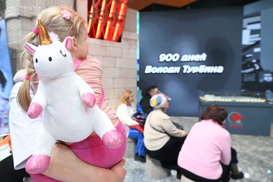 Международная выставка-форум "Россия"
Открытие героической недели на стенде Санкт-Петербурга, павильон №75 (зал В, стенд Санкт-Петербурга)
Творческая встреча с создателем мультика-комикса о блокаде "Судьба Володи Турбина", показ мультфильма
Место: Россия, Москва. Автор: Кристина Кормилицына/РИА Новости. Выставка "Россия". Открытие героической недели на стенде Санкт-Петербурга