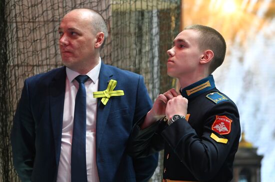 Международная выставка-форум "Россия"
Открытие героической недели на стенде Санкт-Петербурга, павильон №75 (зал В, стенд Санкт-Петербурга)
Творческая встреча с создателем мультика-комикса о блокаде "Судьба Володи Турбина", показ мультфильма
Даниил Балабкин, кадет Петрозаводского кадетского училища, создатель мультика-комикса о блокаде "Судьба Володи Турбина"
Олесь Балабкин, генеральный директор ООО "Информационные Образовательные Системы"
Место: Россия, Москва. Автор: Кристина Кормилицына/РИА Новости. Выставка "Россия". Открытие героической недели на стенде Санкт-Петербурга