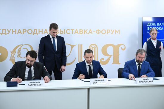 Международная выставка-форум "Россия"
Дальний Восток и Арктика. День региона
Церемонии подписания соглашений, павильон №75, слева направо:
Николай Запрягаев, генеральный директор АО "Корпорация развития Дальнего Востока и Арктики"
Алексей Чекунков, министр РФ по развитию Дальнего Востока и Арктики
Дмитрий Осадченко, генеральный директор АО "Нитро-Механика"
Сергей Немировский, представитель ООО Научно-производственное объединение "Северо-Восточный Альянс" Место: Россия, Москва. Автор: Максим Блинов/РИА Новости. Выставка "Россия". Дальний Восток и Арктика. День региона