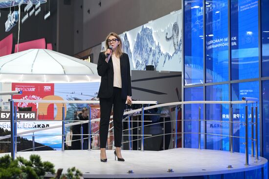 Международная выставка-форум "Россия"
Презентация Туристического потенциала Чукотского автономного округа, павильон №75
Юлия Бойкова, помощник губернатора Чукотского автономного округа
Место: Россия, Москва. Автор: Владимир Астапкович/РИА Новости. Выставка "Россия". Презентации регионов