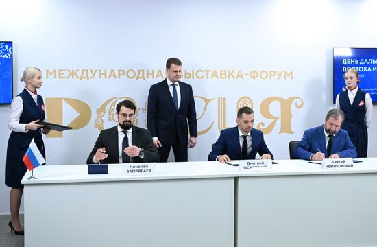 Международная выставка-форум "Россия"
Дальний Восток и Арктика. День региона
Церемонии подписания соглашений, павильон №75, слева направо:
Николай Запрягаев, генеральный директор АО "Корпорация развития Дальнего Востока и Арктики"
Алексей Чекунков, министр РФ по развитию Дальнего Востока и Арктики
Дмитрий Осадченко, генеральный директор АО "Нитро-Механика"
Сергей Немировский, представитель ООО Научно-производственное объединение "Северо-Восточный Альянс" Место: Россия, Москва. Автор: Максим Блинов/РИА Новости. Выставка "Россия". Дальний Восток и Арктика. День региона