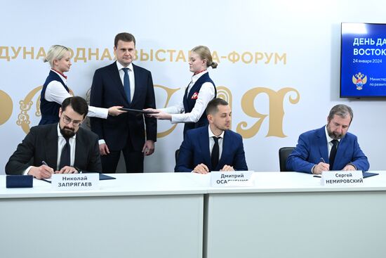 Международная выставка-форум "Россия"
Дальний Восток и Арктика. День региона
Церемонии подписания соглашений, павильон №75, слева направо:
Николай Запрягаев, генеральный директор АО "Корпорация развития Дальнего Востока и Арктики"
Алексей Чекунков, министр РФ по развитию Дальнего Востока и Арктики
Дмитрий Осадченко, генеральный директор АО "Нитро-Механика"
Сергей Немировский, представитель ООО Научно-производственное объединение "Северо-Восточный Альянс" Место: Россия, Москва. Автор: Максим Блинов/РИА Новости. Выставка "Россия". Дальний Восток и Арктика. День региона