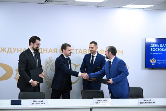 Международная выставка-форум "Россия"
Дальний Восток и Арктика. День региона
Церемонии подписания соглашений, павильон №75, слева направо:
Николай Запрягаев, генеральный директор АО "Корпорация развития Дальнего Востока и Арктики"
Алексей Чекунков, министр РФ по развитию Дальнего Востока и Арктики
Дмитрий Осадченко, генеральный директор АО "Нитро-Механика"
Сергей Немировский, представитель ООО Научно-производственное объединение "Северо-Восточный Альянс" Место: Россия, Москва. Автор: Максим Блинов/РИА Новости. Выставка "Россия". Дальний Восток и Арктика. День региона