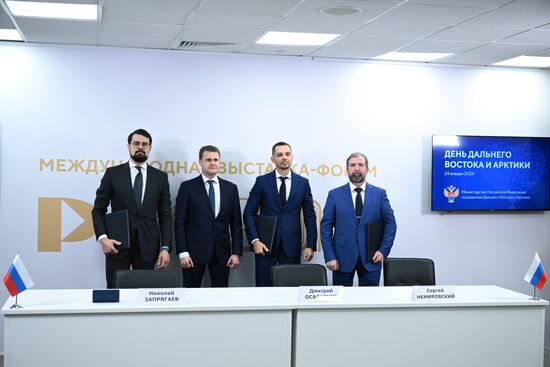 Международная выставка-форум "Россия"
Дальний Восток и Арктика. День региона
Церемонии подписания соглашений, павильон №75, слева направо:
Николай Запрягаев, генеральный директор АО "Корпорация развития Дальнего Востока и Арктики"
Алексей Чекунков, министр РФ по развитию Дальнего Востока и Арктики
Дмитрий Осадченко, генеральный директор АО "Нитро-Механика"
Сергей Немировский, представитель ООО Научно-производственное объединение "Северо-Восточный Альянс" Место: Россия, Москва. Автор: Максим Блинов/РИА Новости. Выставка "Россия". Дальний Восток и Арктика. День региона